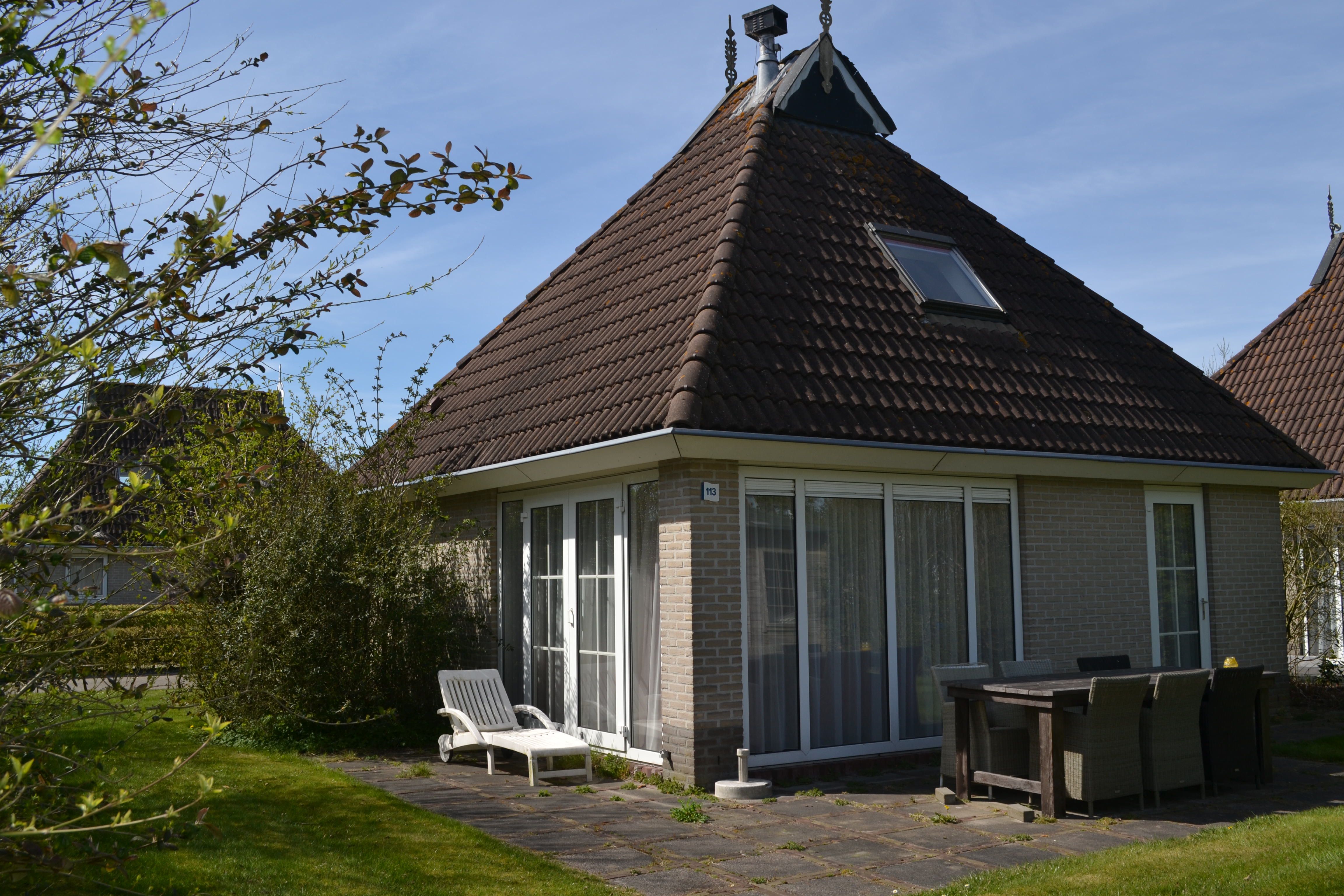 Recreatiewoning op Buitenplaats It Wiid met terras aan het water